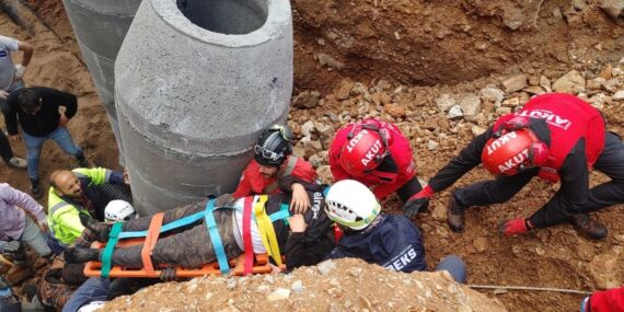 Heyelanda toprak altında kalan 2 işçi kurtarıldı