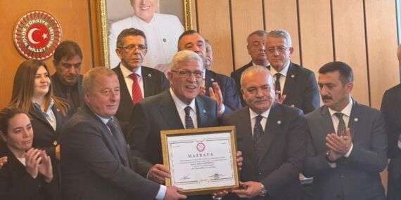 İYİ Parti Genel Başkanı Dervişoğlu mazbatasını aldı