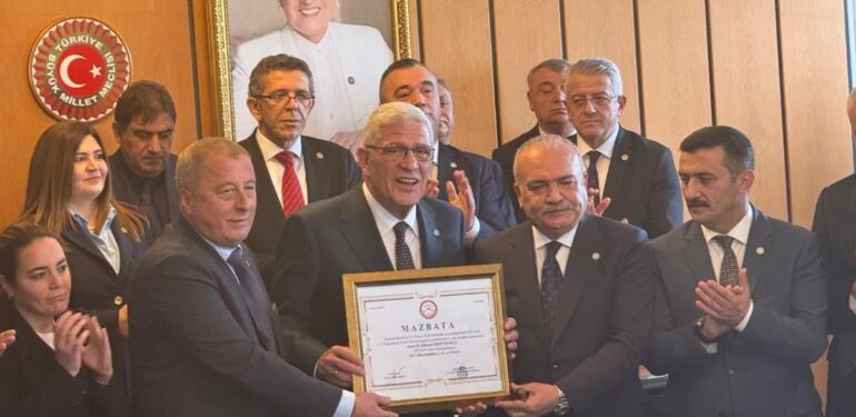 İYİ Parti Genel Başkanı Dervişoğlu mazbatasını aldı