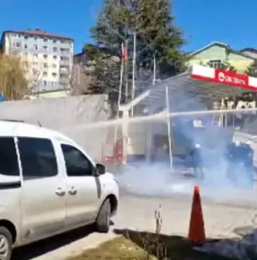 İzinsiz yürüyüş yapmak isteyen DEM Parti'lilere polis müdahalesi
