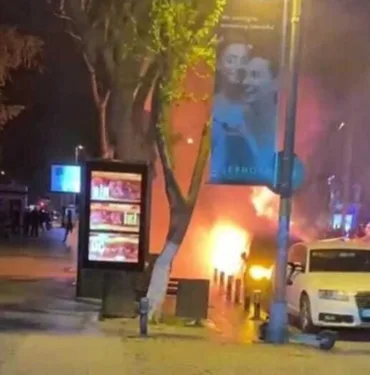 Kadıköy'de park edilmiş araçlar kül oldu