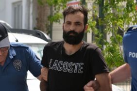 Kapıyı geç açınca şüphelenen koca, evinde gördüğü arkadaşını bıçakladı