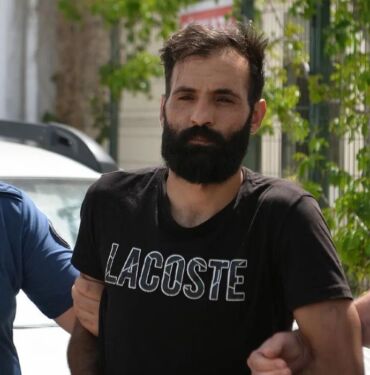 Kapıyı geç açınca şüphelenen koca, evinde gördüğü arkadaşını bıçakladı