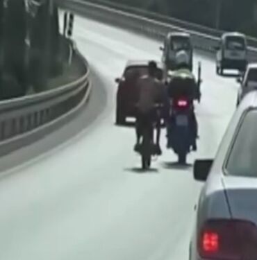 Kasksız motosiklet sürücüsü, polisten kaçarken kaza geçirdi!