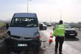 Kayseri'de kamyon, işçi servislerine çarptı 1'i ağır 10 yaralı