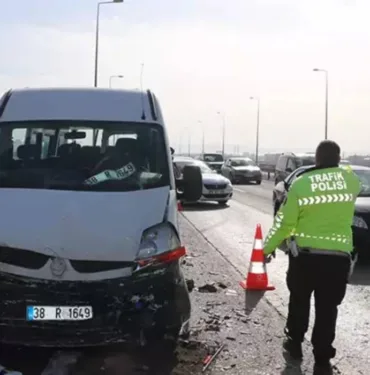 Kayseri'de kamyon, işçi servislerine çarptı 1'i ağır 10 yaralı