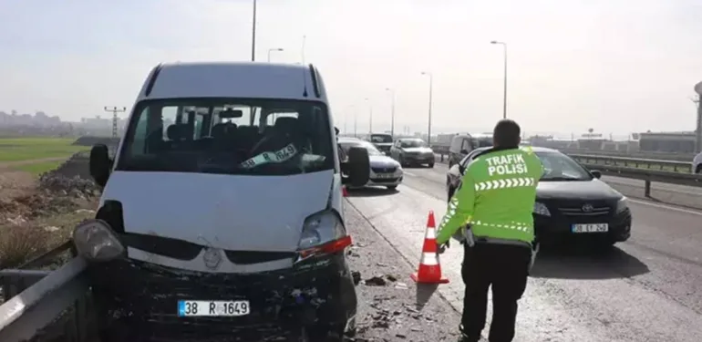Kayseri'de kamyon, işçi servislerine çarptı 1'i ağır 10 yaralı