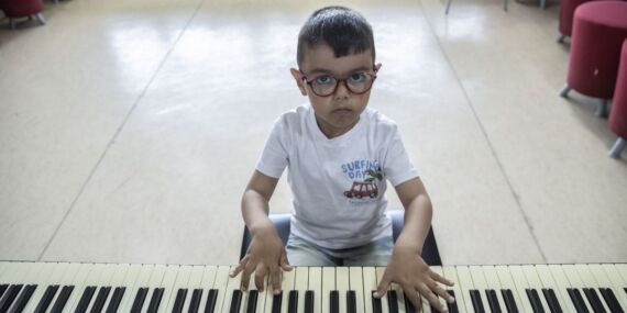 Küçük piyanist Demirhan yeteneğiyle görenleri şaşkına çeviriyor