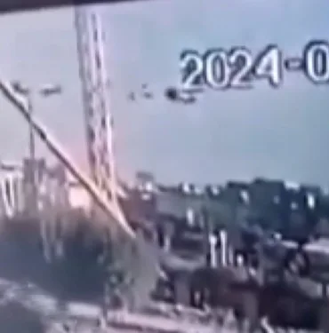 Lunaparkta korku dolu anlar Kemeri açılan çocuk dakikalarca savruldu