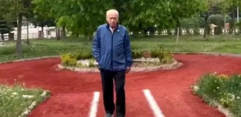 MHP lideri Devlet Bahçeli, parkta yürüyüş yaptı