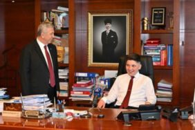 Mansur Yavaş koltuğunu otizmli Muhammed’e bıraktı 'Mansur dedeye gideceğim