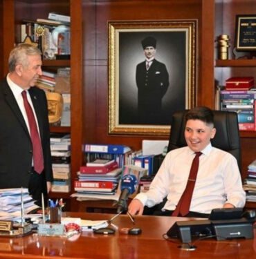 Mansur Yavaş koltuğunu otizmli Muhammed’e bıraktı 'Mansur dedeye gideceğim