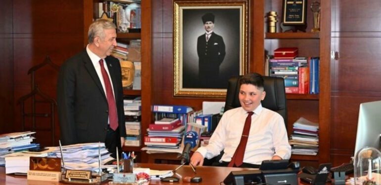 Mansur Yavaş koltuğunu otizmli Muhammed’e bıraktı 'Mansur dedeye gideceğim