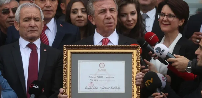 Mansur Yavaş mazbatasını aldı