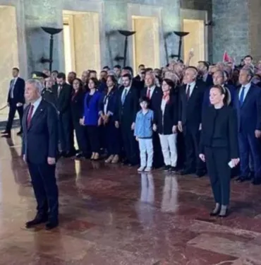 Mansur Yavaş ve CHP'li başkanlar Anıtkabir'de Atatürk'ü andı