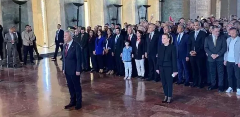 Mansur Yavaş ve CHP'li başkanlar Anıtkabir'de Atatürk'ü andı