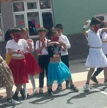 Milli Eğitim Müdürlüğü harekete geçti 23 Nisan kutlamalarında erkek öğrencilere etek ve peçe!