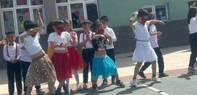 Milli Eğitim Müdürlüğü harekete geçti: 23 Nisan kutlamalarında erkek öğrencilere etek ve peçe!