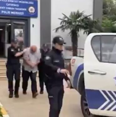 Okul koridorunda öğretmene saldıran veli yakalandı