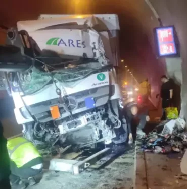 Orhangazi Tüneli'nde tır duvara çarptı