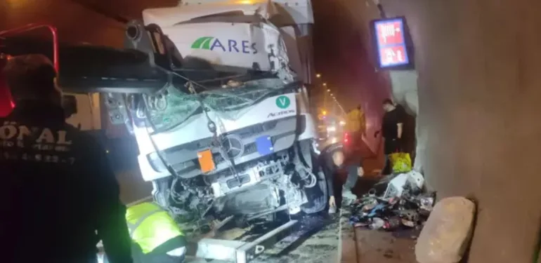 Orhangazi Tüneli'nde tır duvara çarptı