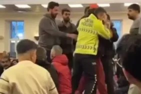 'Örümcek Adam' kostümüyle bayram namazı kılan kişiye polis müdahalesi