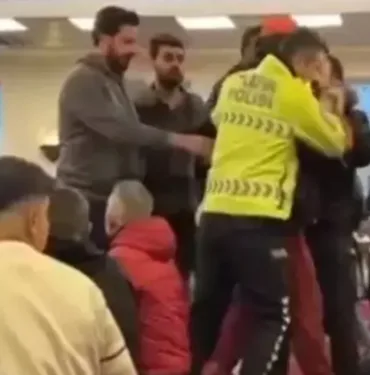 'Örümcek Adam' kostümüyle bayram namazı kılan kişiye polis müdahalesi