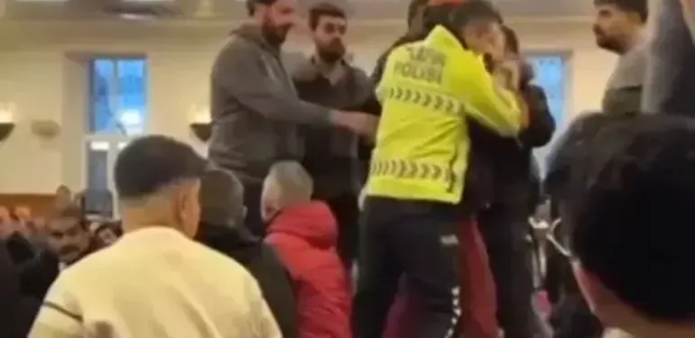 'Örümcek Adam' kostümüyle bayram namazı kılan kişiye polis müdahalesi