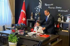 Özgür Özel koltuğunu minik Dora'ya bıraktı 'İyice yerleşmezseniz kaldırabilirler