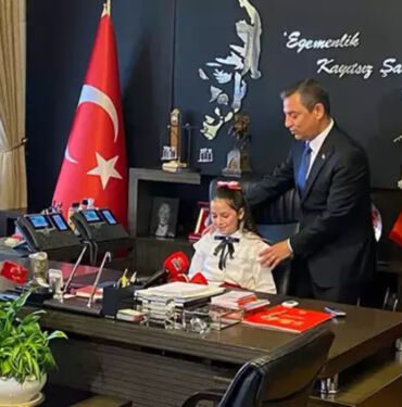 Özgür Özel koltuğunu minik Dora'ya bıraktı 'İyice yerleşmezseniz kaldırabilirler