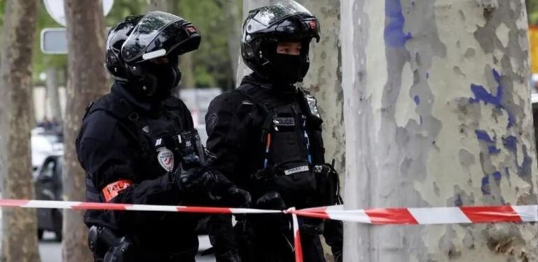 Paris'te İran Büyükelçiliği'nde canlı bomba tehdidi!