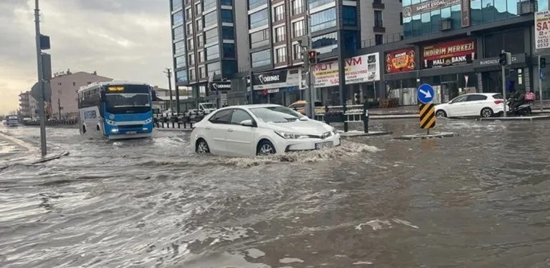 Sağanak ve dolu o ilde hayatı olumsuz etkiledi