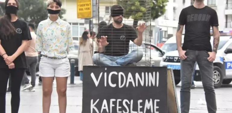 Sokak hayvanlarına şiddete karşı izmir'de 'Kafes' eylemi