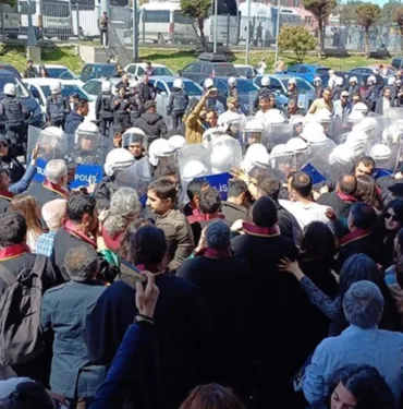 Son Dakika...Çağlayan Adliyesi'nde avukatların 'Van' eylemine polis müdahelesi