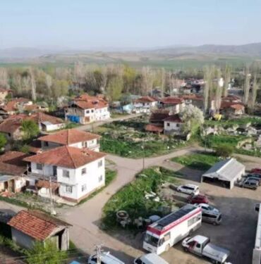 Tokat'taki deprem bölgesi drone ile görüntülendi Yolda oluşan çatlaklar gözlemlendi