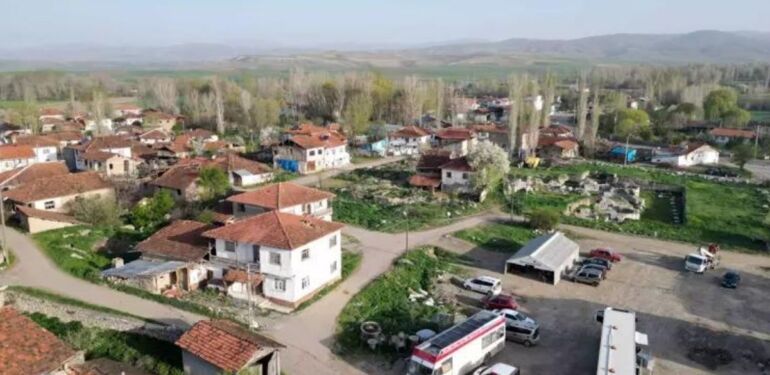 Tokat'taki deprem bölgesi drone ile görüntülendi Yolda oluşan çatlaklar gözlemlendi