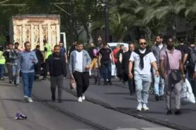 Tramvay arızalandı, yolcular raylarda yürüdü
