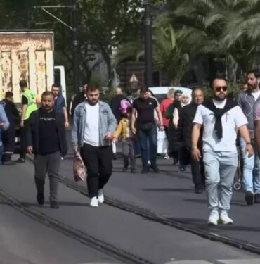 Tramvay arızalandı, yolcular raylarda yürüdü