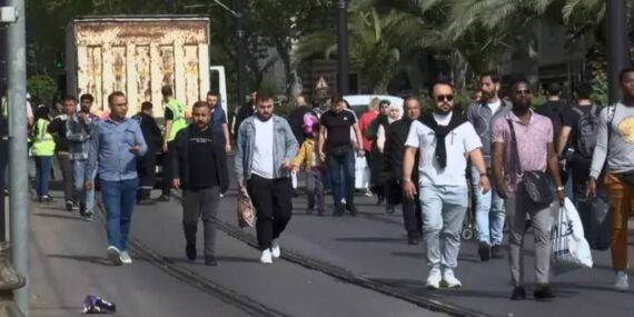 Tramvay arızalandı, yolcular raylarda yürüdü…Seferler normale döndü!