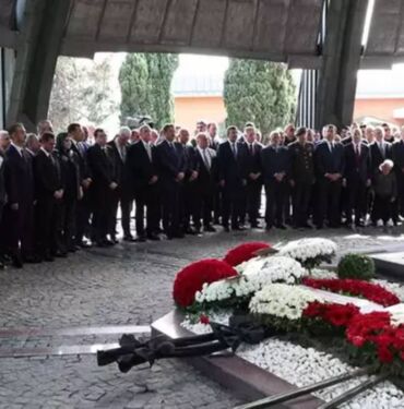 Turgut Özal mezarı başında anıldı