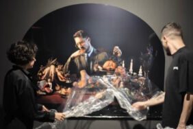 Uraz Kaygılaroğlu'nun sevgilisinin ilk sergisi için poz verdi! Sosyal medyada gündem oldu