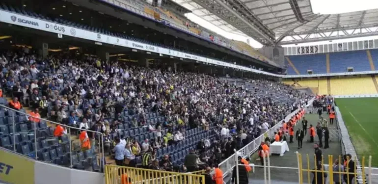 ıFenerbahçeli taraftarlardan yönetime tam destek