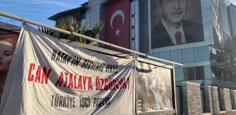 AKP il binası önüne 'Can Atalay' pankartı
