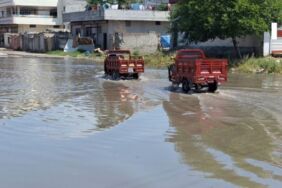 Adana'da şiddetli yağmur Yollar göle döndü