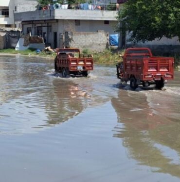 Adana'da şiddetli yağmur Yollar göle döndü