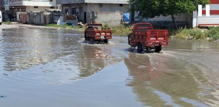Adana'da şiddetli yağmur Yollar göle döndü