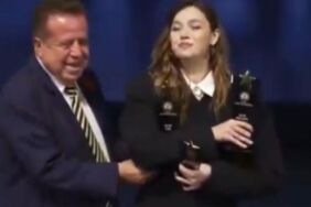 Afra Saraçoğlu'nun ödül töreninde ilginç anlar Temastan kaçındı!