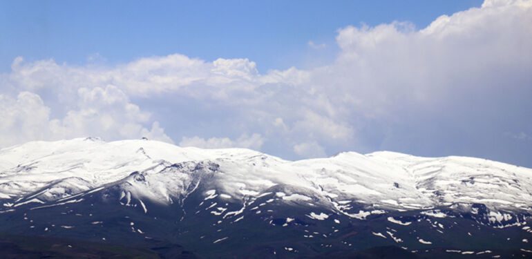 Ağrı, Kars ve Erzincan'ın yüksek kesimleri Mayıs ayında karla kaplandı