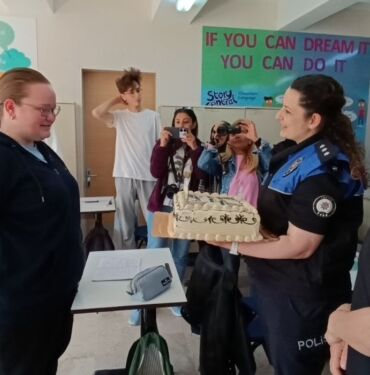 Amasya'da polislerden şehit kızına okulunda doğum günü sürprizi