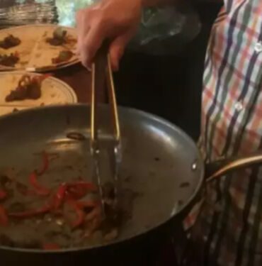Ampute edilen bacağının etinden arkadaşlarına yemek yaptı